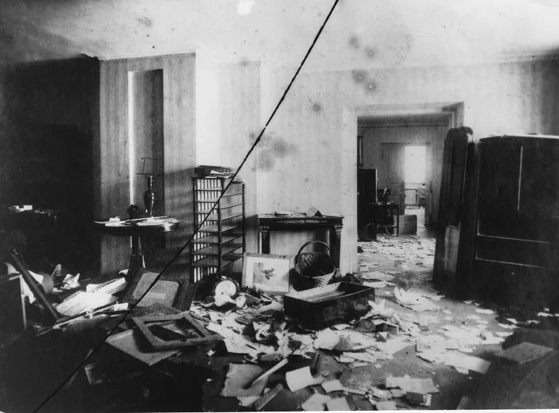 Разорённое помещение Зимнего дворца после штурма, октябрь 1917 года