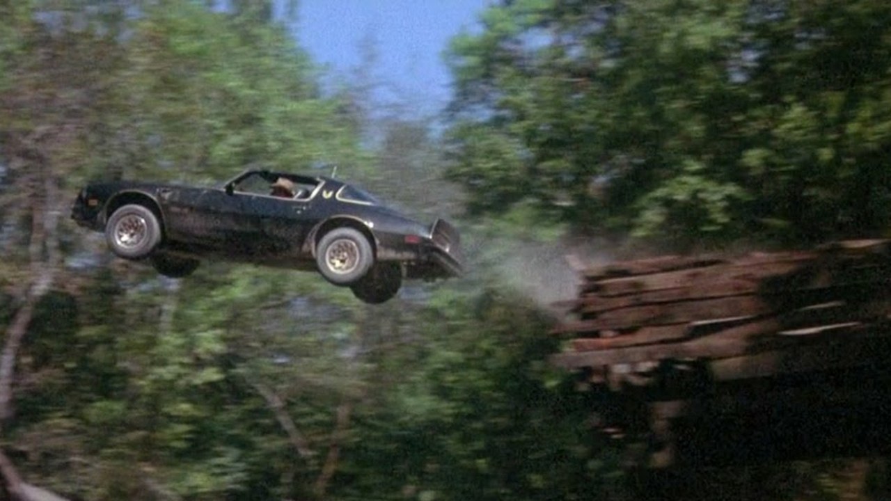 «Полицейский и бандит» (1977): Trans Am перелетает через мост