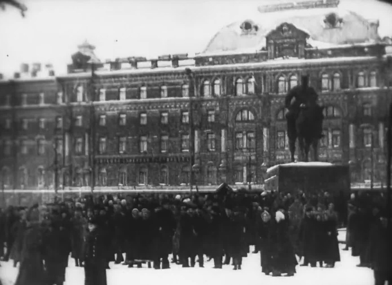 Петроград, конец февраля 1917 года: восставшие солдаты, Знаменская площадь, Таврический дворец