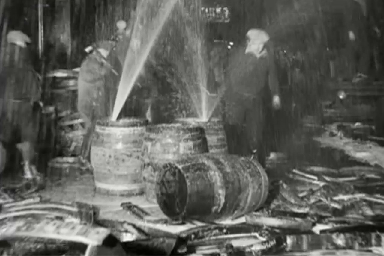 Чикаго, январь 1932 года: агенты уничтожают сотни бочек пива на Холстед-стрит