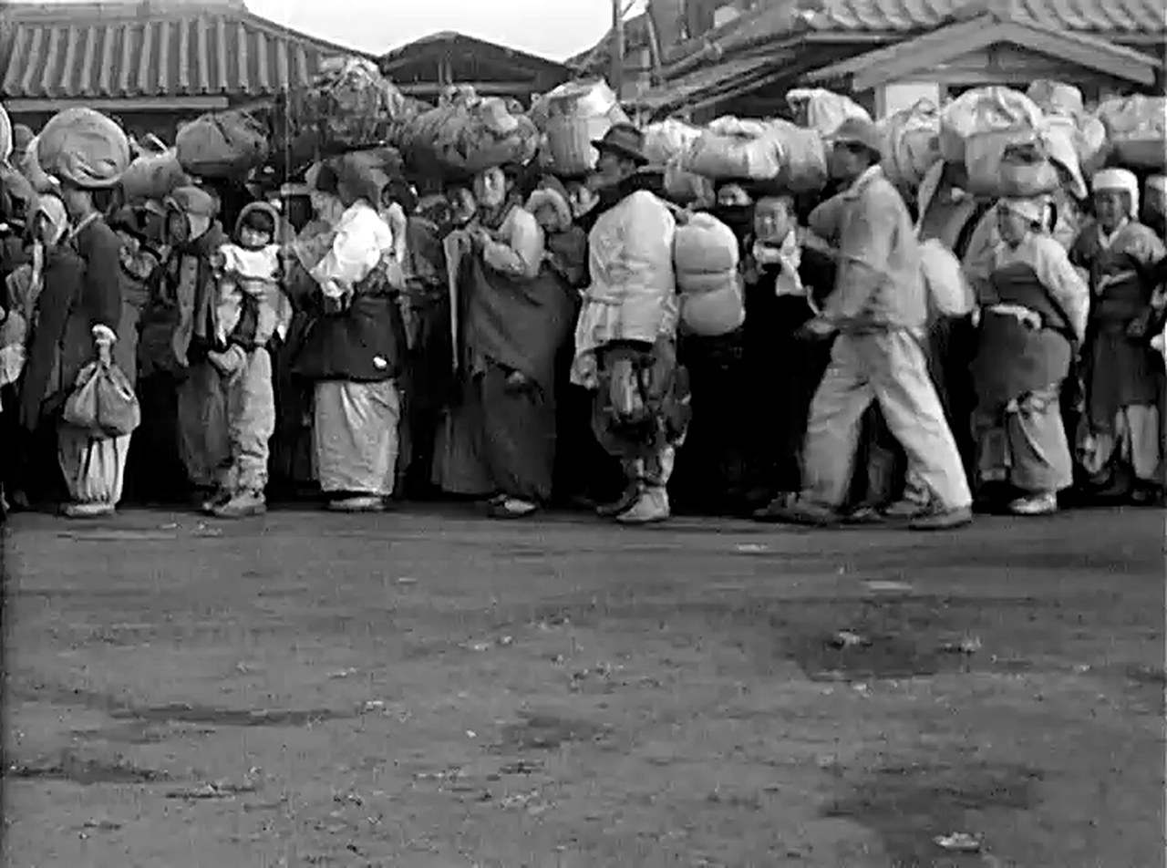 Беженцы в порту Хыннам, 19–20 декабря 1950 года